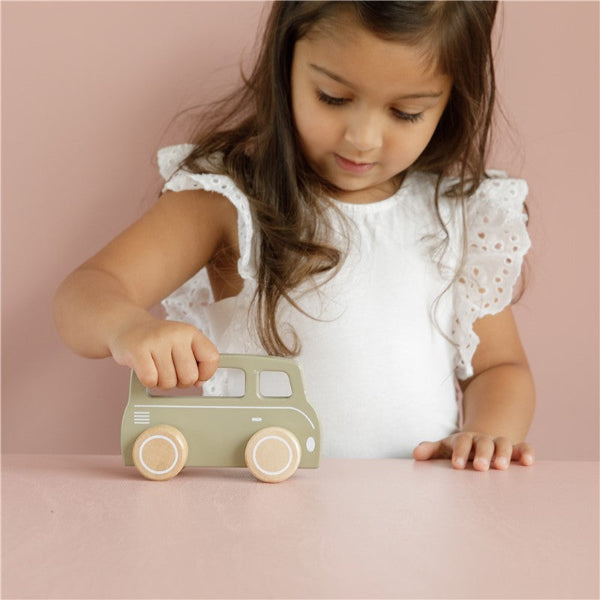 Camioneta de madera color oliva - Amapuches