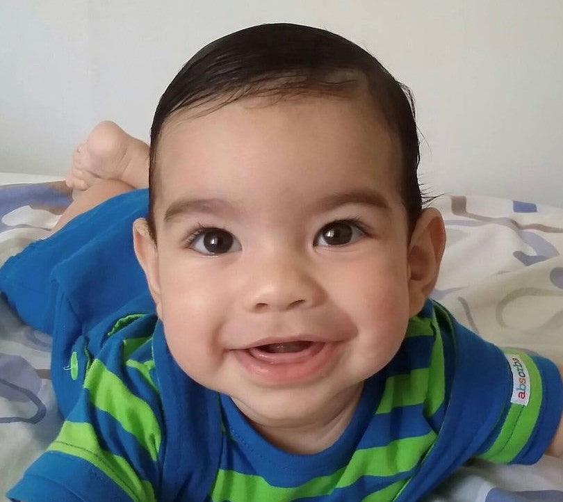 Bebé en etapa de desarrollo sonriendo