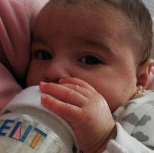 Bebé tomando lactancia artificial